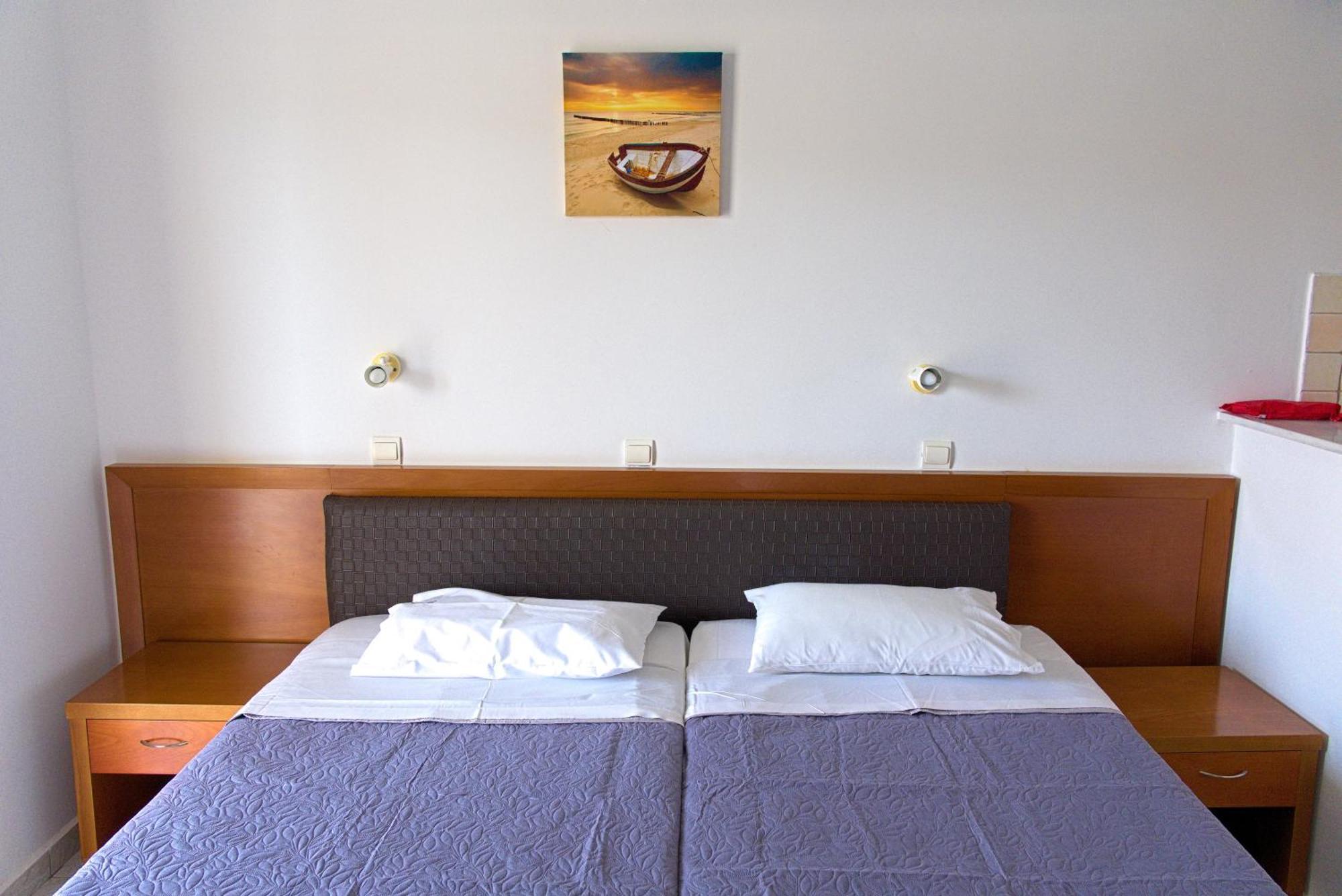 Amoudi Studios Apartments Hotel Room photo