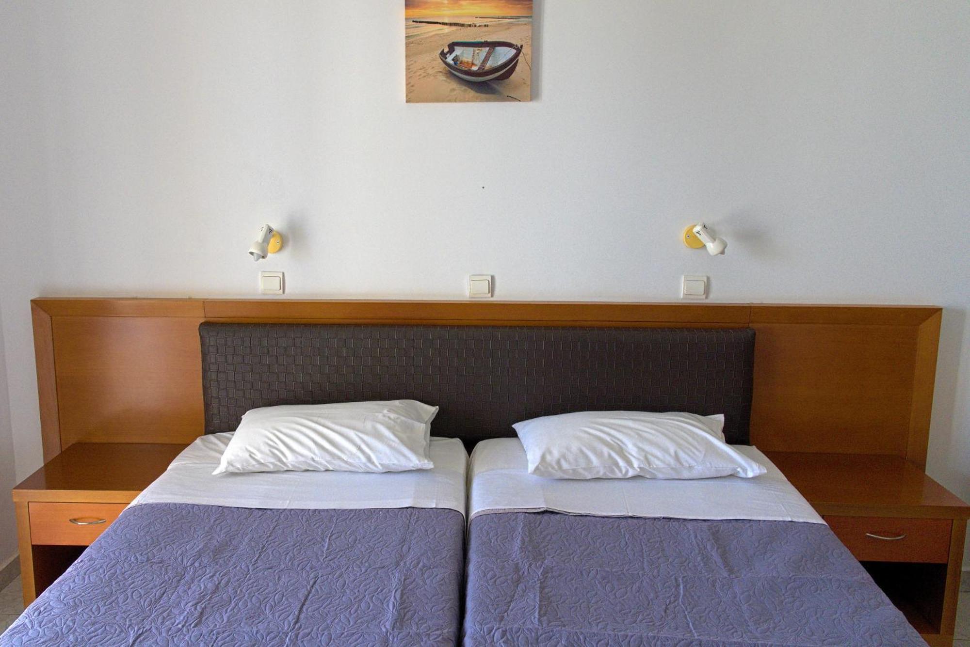 Amoudi Studios Apartments Hotel Room photo